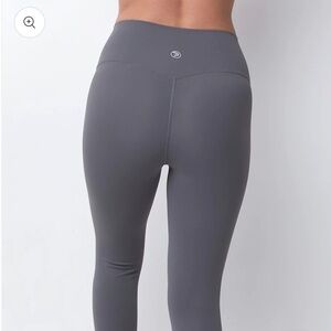 Savvi SSKIN capri leggings in slate grey. Size XS